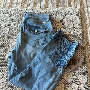 Embroidered ankle blue jeans